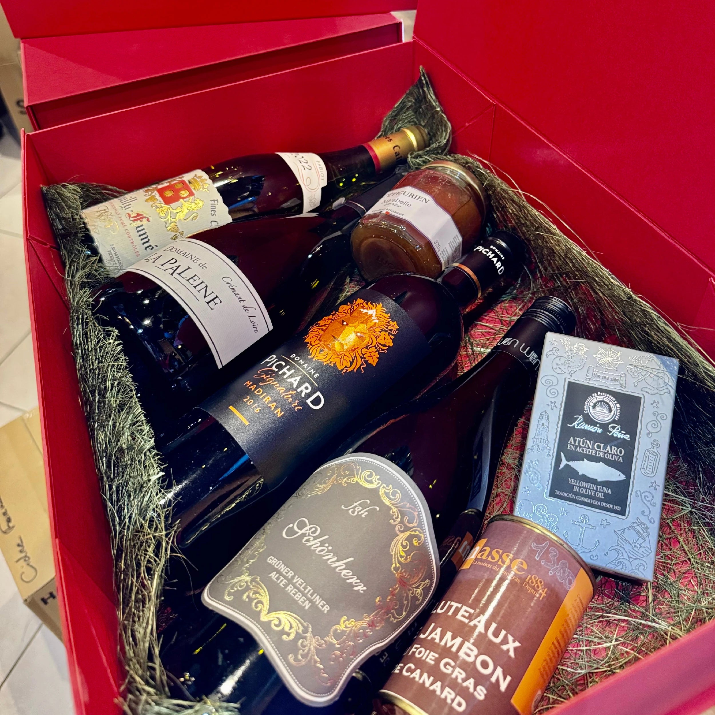 Discover our exclusive ‘Cosmopolitan’ gift box from Baron Max Wines is the perfect gift for wine and food lovers.