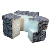 Artisan soft cheese, creamy and flavorful, with mineral and fruity notes, aged for three months. Its ash-covered rind and marbled heart make it an aesthetic choice, perfect with champagne, cider, or Chinon white wine for your appetizer platters.