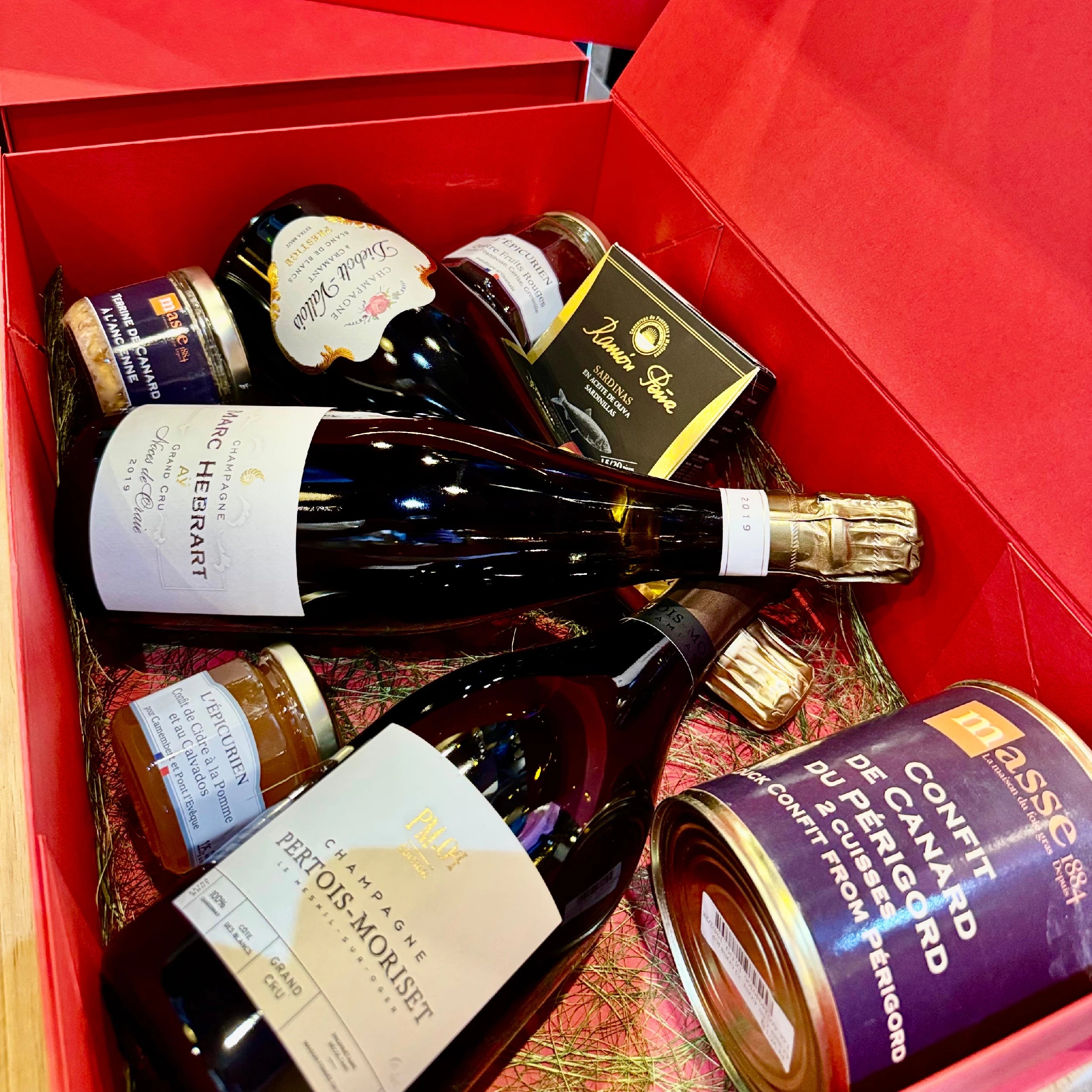 Discover our exclusive ‘1247’ gift box from Baron Max Wines is the perfect gift for wine and food lovers of the Burgundy.