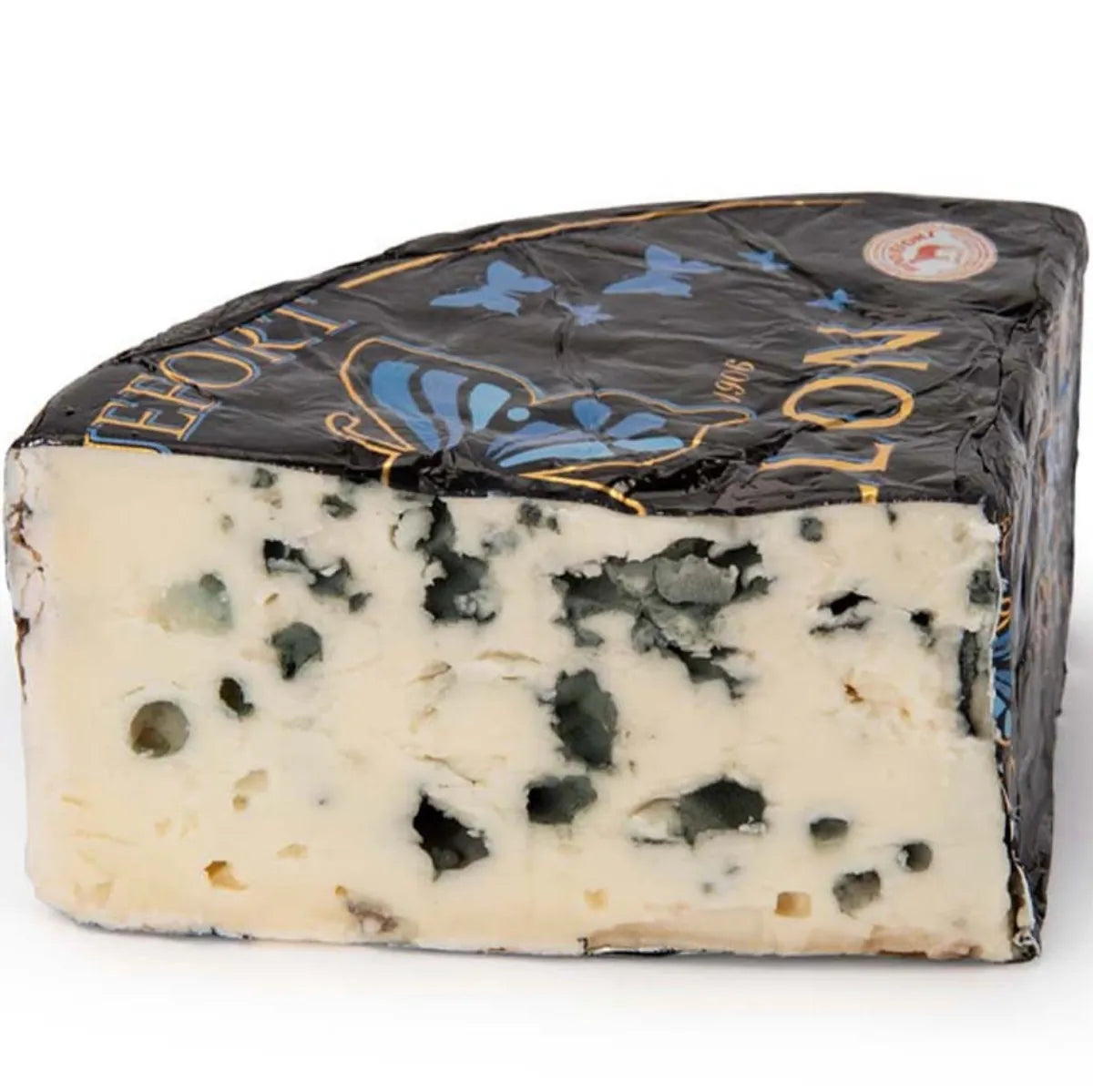 Close-up of Roquefort Papillon Noir cheese, a creamy blue cheese with intense veins, accompanied by dried fruits and a glass of red wine.