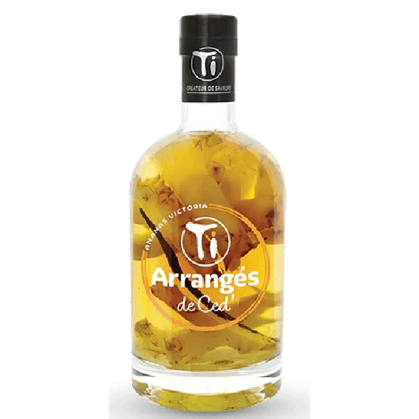 Enjoy Ti Ced' Rhum Arrangé Ananas Victoria, a delicious infusion of AOC agricultural rums from Martinique and Guadeloupe with pieces of Victoria pineapple, selected for their sweet flavor and bewitching aroma. The fruits, carefully prepared by hand, infuse slowly to deliver a rich, exotic palette of aromas. At 32° alcohol, this rhum arrangé seduces with its smoothness and balance, perfect for convivial moments or to enhance your cocktails.