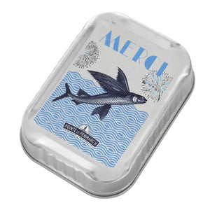 Tin of sardines in olive oil with ‘Merci’ design and flying fish. The perfect gift for fans: decorative for collectors, delicious for gourmets. Melting sardines, responsibly caught, rich in omega-3. Healthy, light and good for the heart. Enjoy them on their own or on buttered toast.