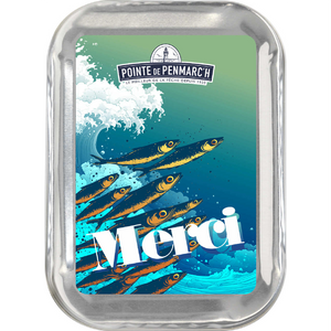 Tin of sardines in olive oil with ‘Merci’ design and flying fish. The perfect gift for fans: decorative for collectors, delicious for gourmets. Melting sardines, responsibly caught, rich in omega-3. Healthy, light and good for the heart. Enjoy them on their own or on buttered toast.